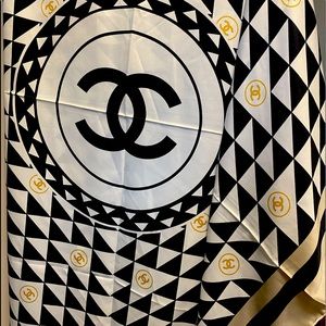 Large square black and white bej